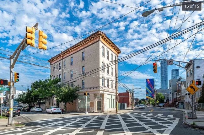 Building Photo - 187 Hopkins Ave