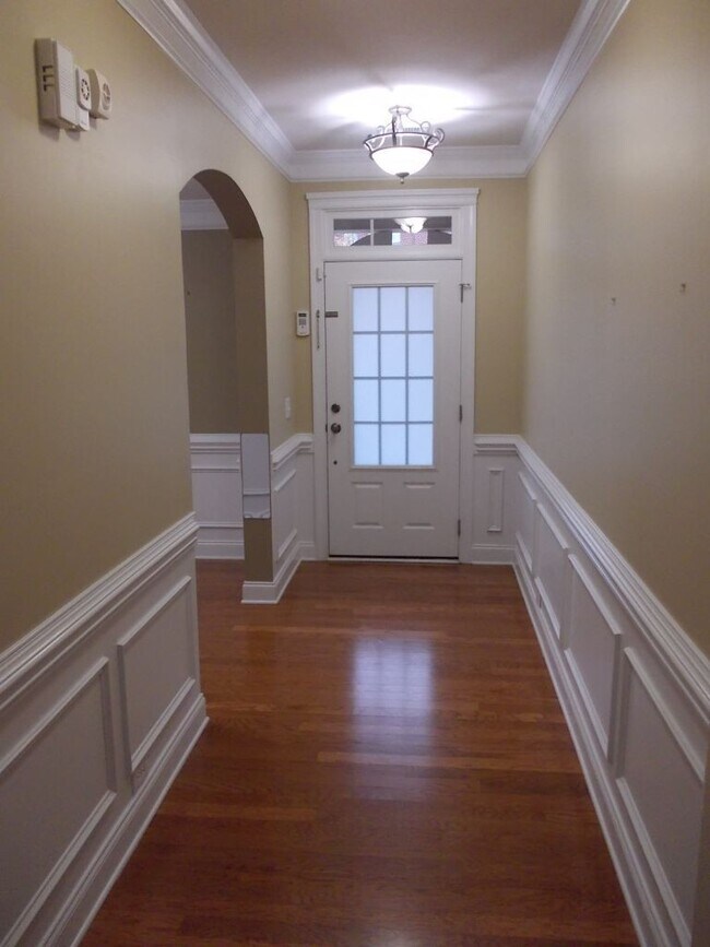 Building Photo - Large 5 Bedroom home in desirable Christen...