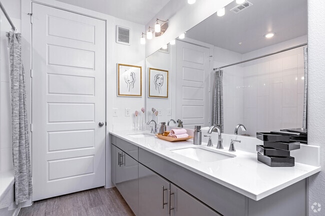 Interior Photo - Reveal Lake Ridge