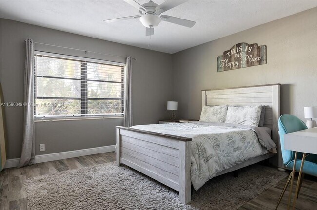 Foto del edificio - 1115 Van Buren St