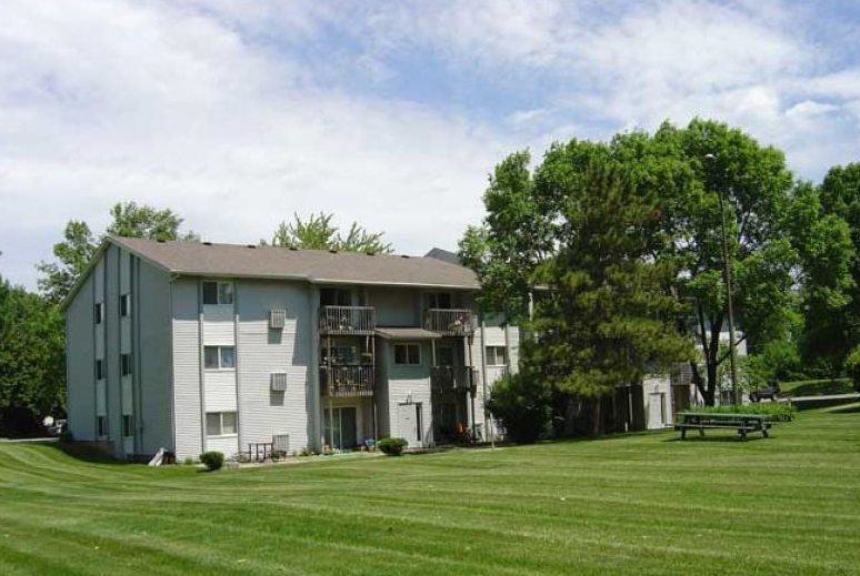 Primary Photo - Lincoln Manor Apartments