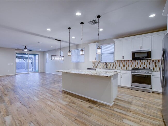 Foto del edificio - 4 Bedroom 3 Bathroom with Community pool and parks!