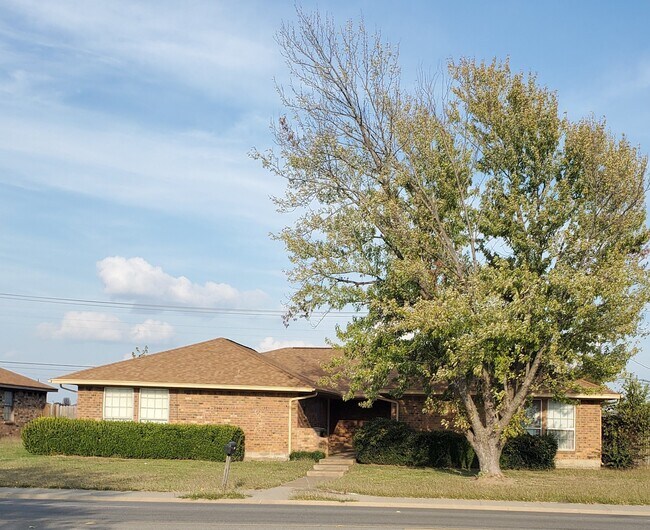 Building Photo - 400 N Nolan River Rd