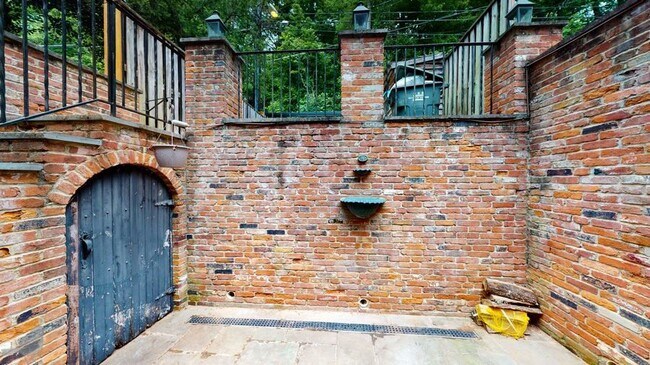 Building Photo - Bright & Beautiful 2 Bedroom + Den in Glov...