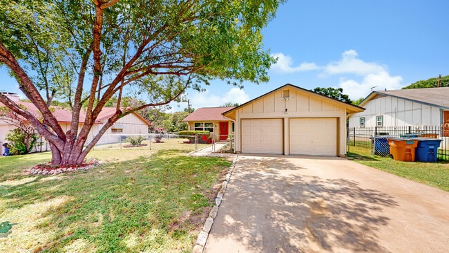 Vista del frente de la casa con entrada para vehículos. - 5906 Wagon Bnd
