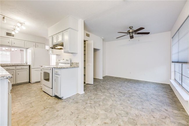 Building Photo - 13747 Flagstone Ln