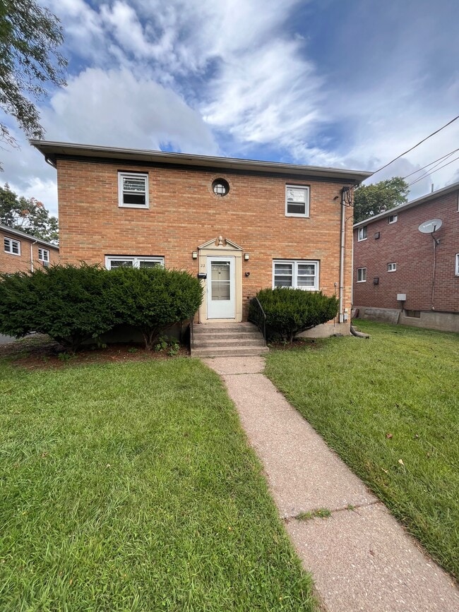 Building Photo - 22 Deerfield Ct