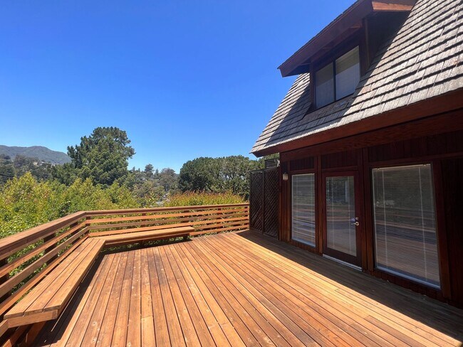 Foto del edificio - FOUR BEDROOM THREE BATH PLUS OFFICE UPDATE...