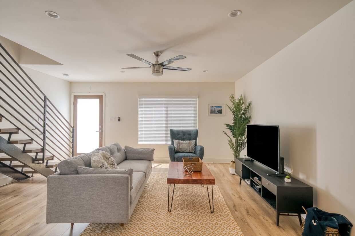 Foto principal - 20720 Anza Ave