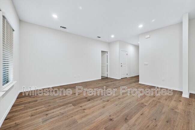 Foto del edificio - 2418 Burleson Rd