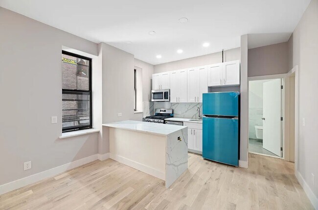 Building Photo - 570 W 183rd ST