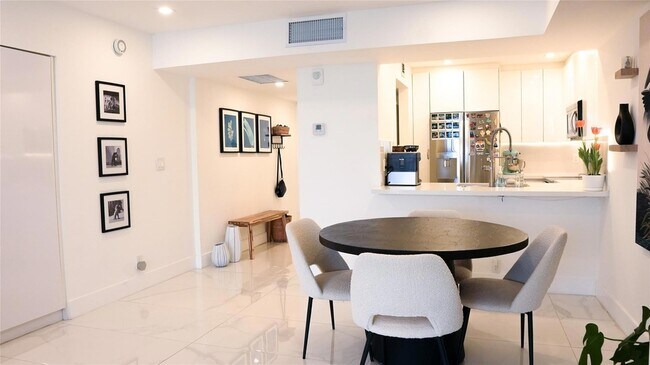 Foto del edificio - 20335 W Country Club Dr