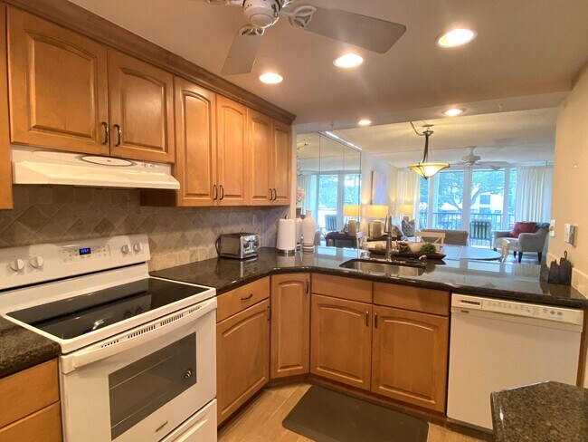 Building Photo - 7 Royal Palm Way