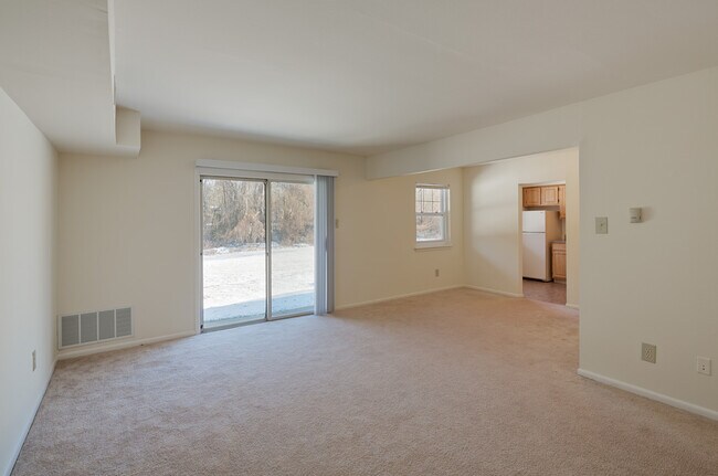 Foto del edificio - 1st Floor: Enjoy effortless step-free access and ground-level living, with a main bathroom and a ...