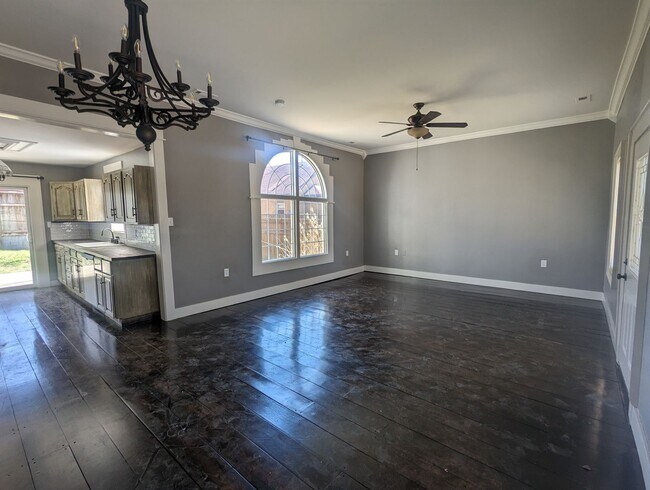 Building Photo - Adorable Two Bedroom House
