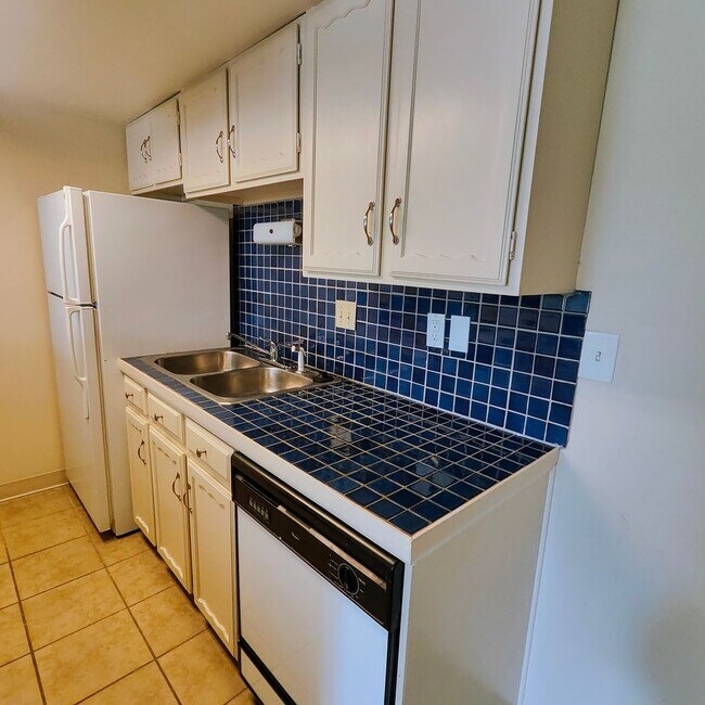 Building Photo - 1BR/1BA Condo with Beautiful View of the F...