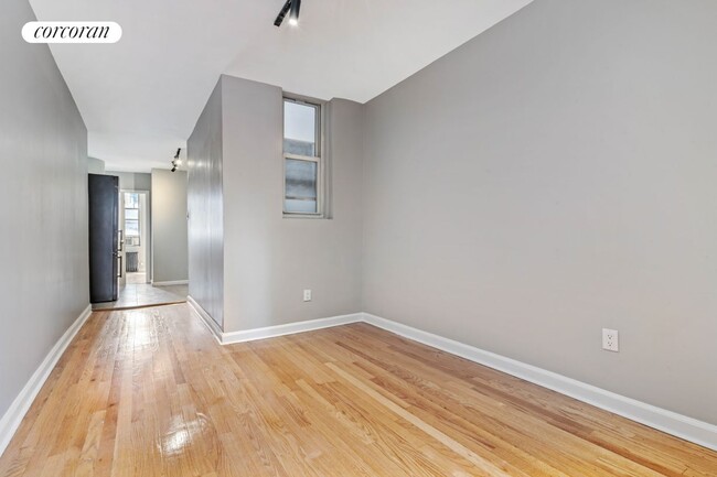 Building Photo - 714 Greenwich St