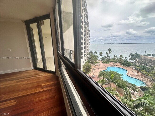 Foto del edificio - 1 br, 1.5 bath Condo - 520 Brickell Key Dr...