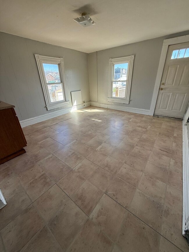 Building Photo - 1001- Up &amp; Down