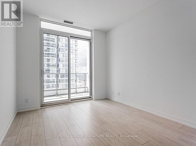 Photo du bâtiment - 950-3950 Portage Pkwy
