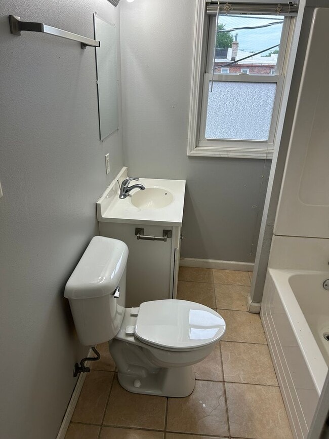 Building Photo - 2-Bedroom/1-Bath Townhouse for Rent