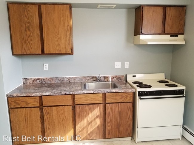 Building Photo - 2 br, 1 bath Apartment - 2060 Wolosyn Circle