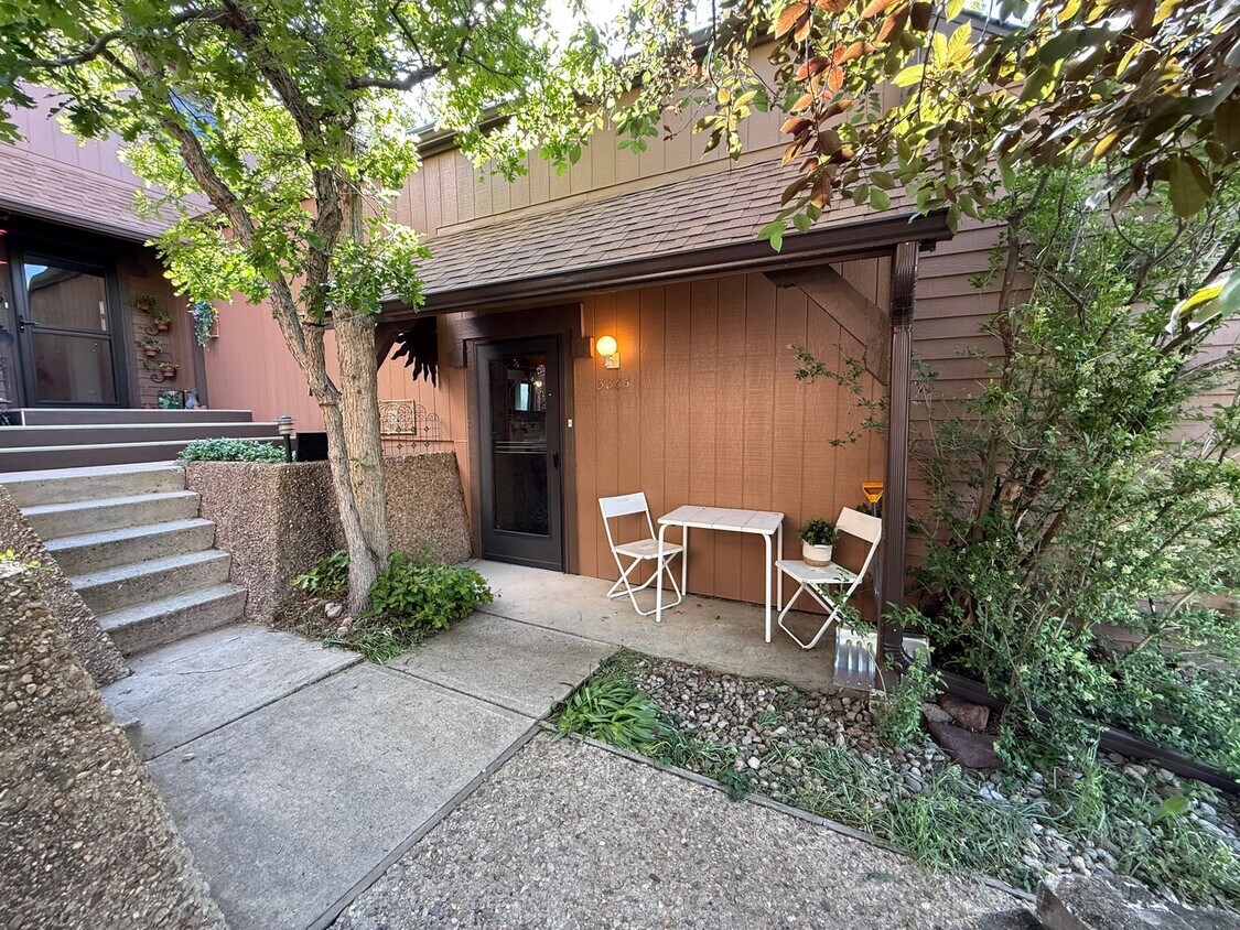 Foto principal - Spacious End-Unit Townhome in Scenic Shana...