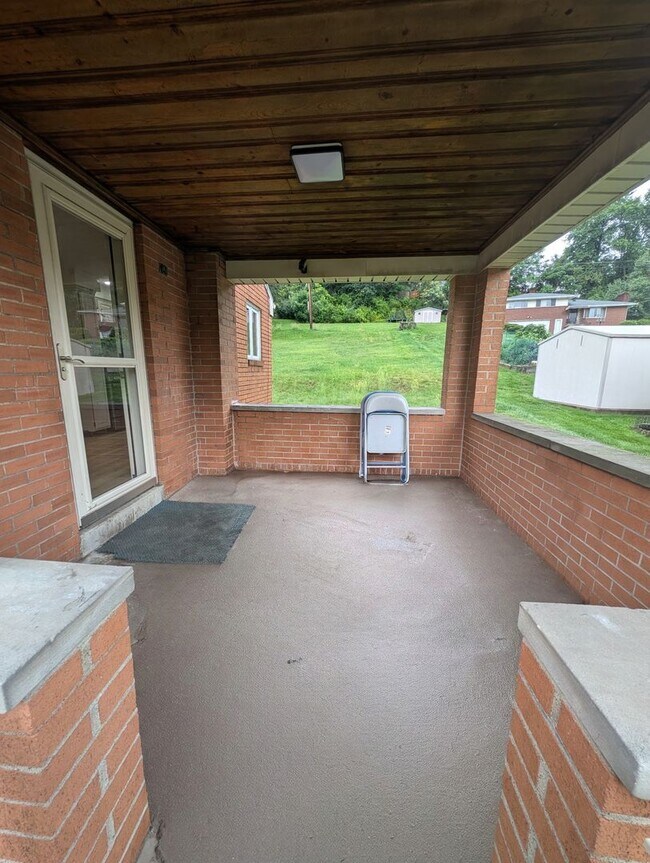 Foto del edificio - 631 Regis Ave