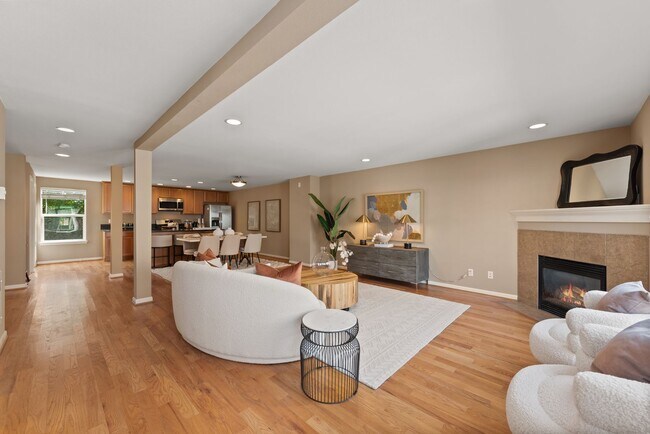 Foto del edificio - 4BR + Den Greenwood Home with Private Suite & 2-Car Garage