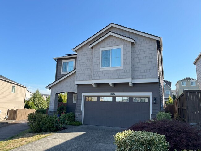 Foto del edificio - Spacious 4-Bedroom + Bonus Room with Modern Kitchen, Solar Panels & Private Fenced Backyard!