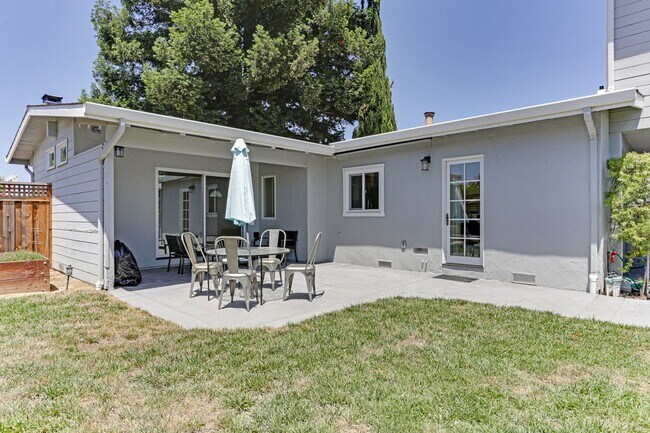 Foto del edificio - FULLY RENOVATED 3 BEDROOM, 2 BATHROOM IN E...