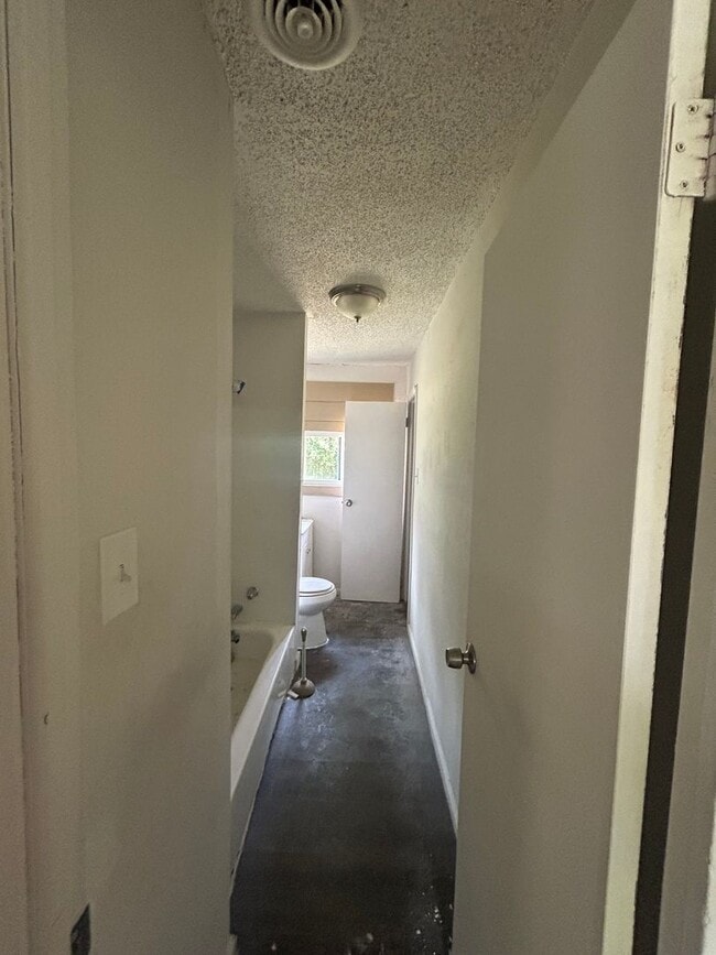 Building Photo - 317 SE Arter Ave
