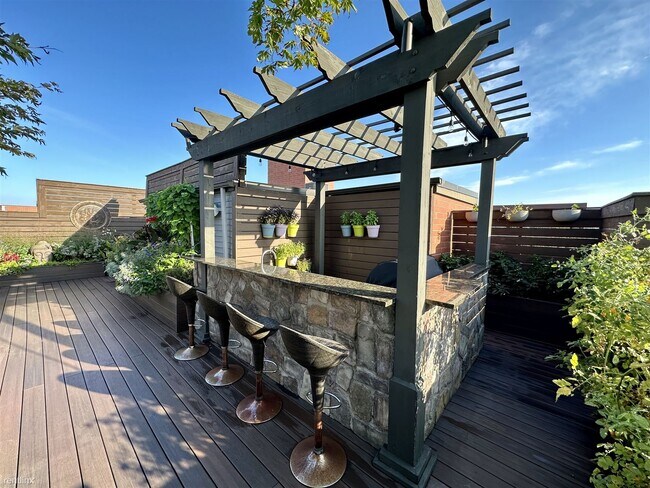 Foto del edificio - 4 br, 4 bath Condo - 3203 N Oakley Ave