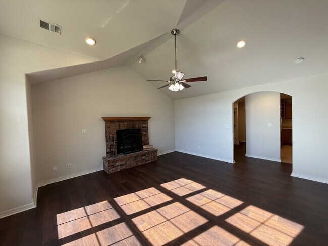 Foto del edificio - Spacious 3 BR with a fenced in backyard