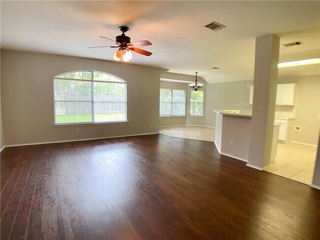 Foto del edificio - 5801 Fitchwood Ln