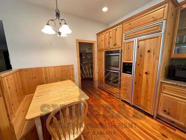 Building Photo - Beautiful 4 Bedroom, 3.5 bath home w gorge...