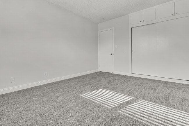 Building Photo - Royal Park Apartments