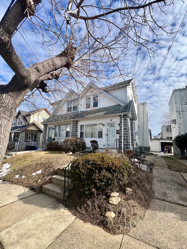 Building Photo - Stunning 4-Bedroom Twin Home in Upper Darb...