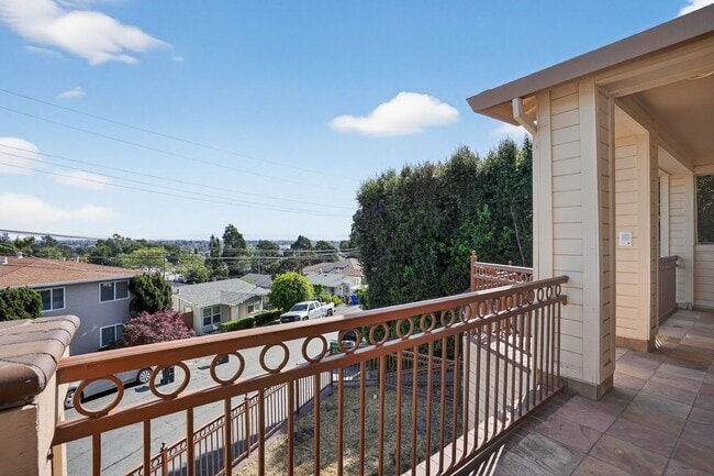 Building Photo - 2230 Sol St