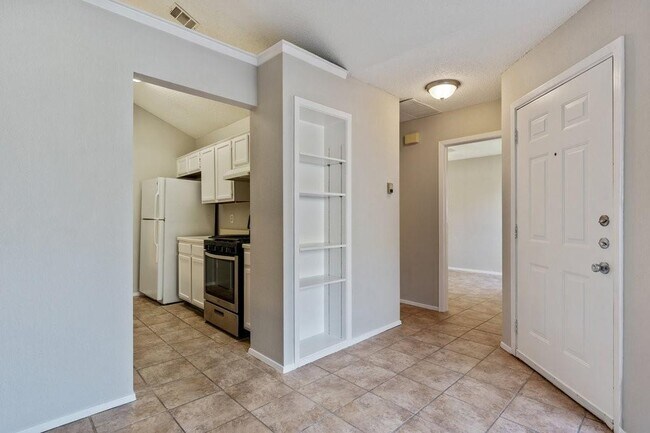 Building Photo - 605 Greenlawn Blvd