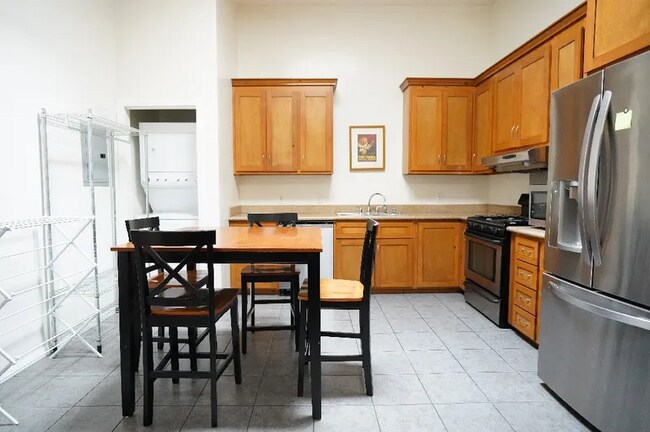 Foto del edificio - 1354 W 24th St