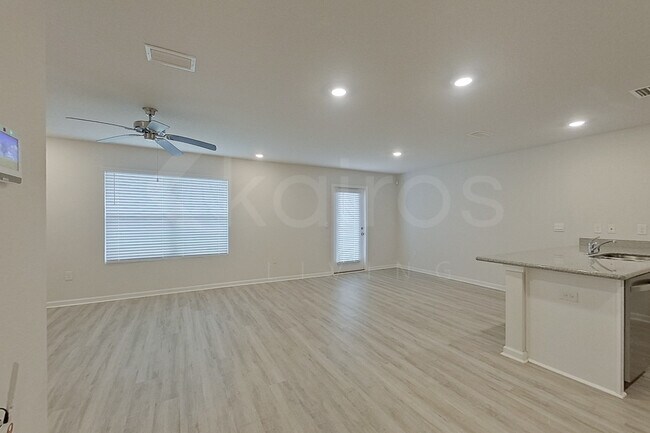 Building Photo - 124 Swallowtail Ln