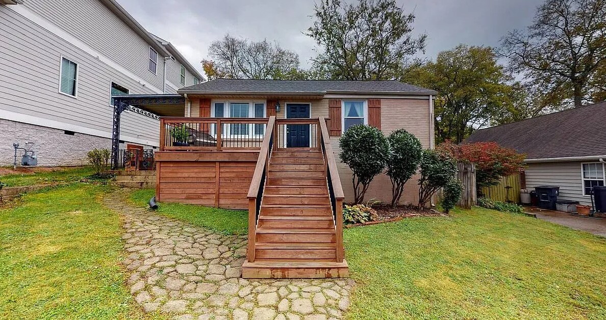 Available early Jan! 3bd/2bth w/fenced yard - Available early Jan! 3bd/2bth w/fenced yard