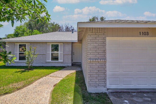 Building Photo - 1103 Kenyon Dr