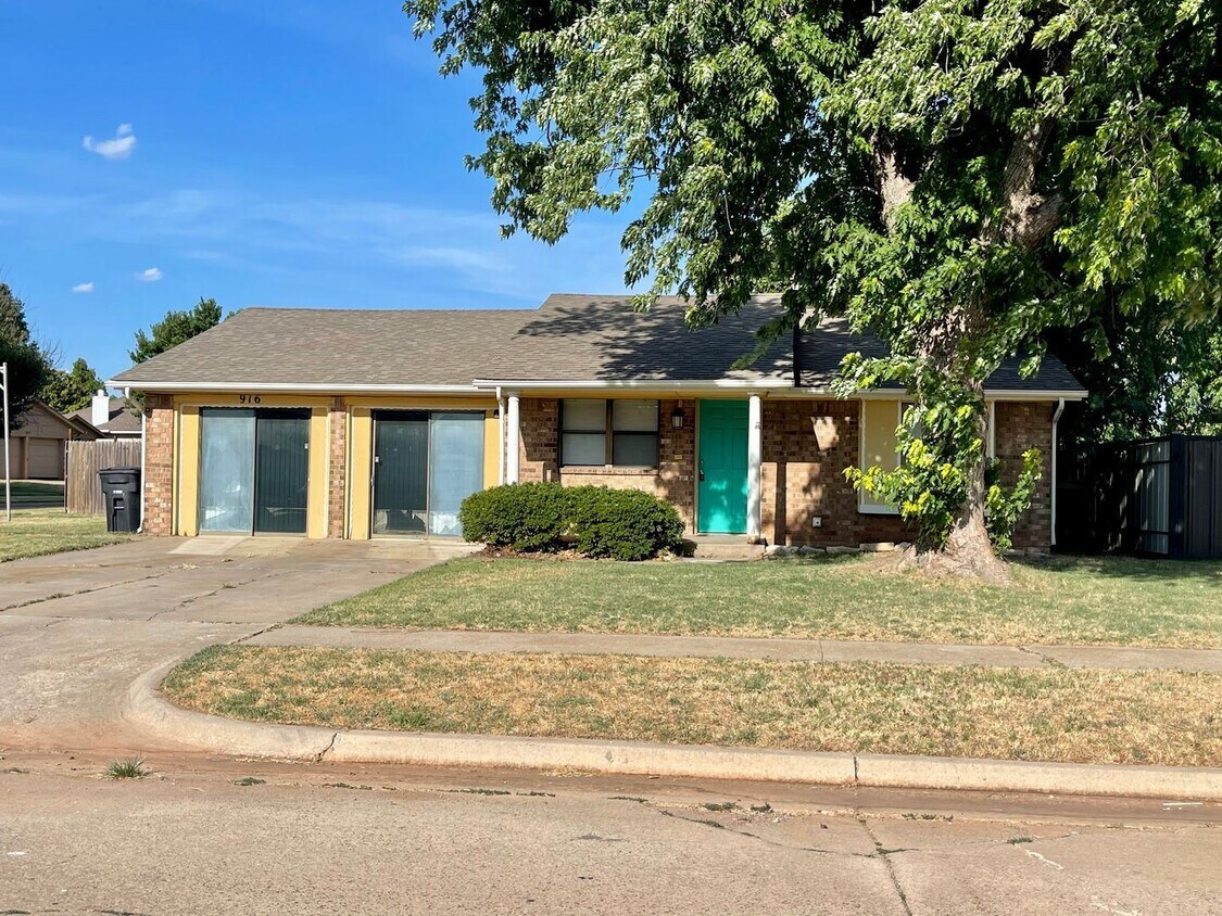 3 br, 1 bath House 916 Bronze Medal Ave. House Rental in Moore, OK