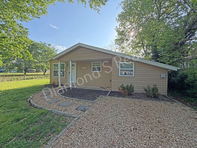 Foto del edificio - Spacious, Clean 3 Bedroom Home + Bonus Room Available!