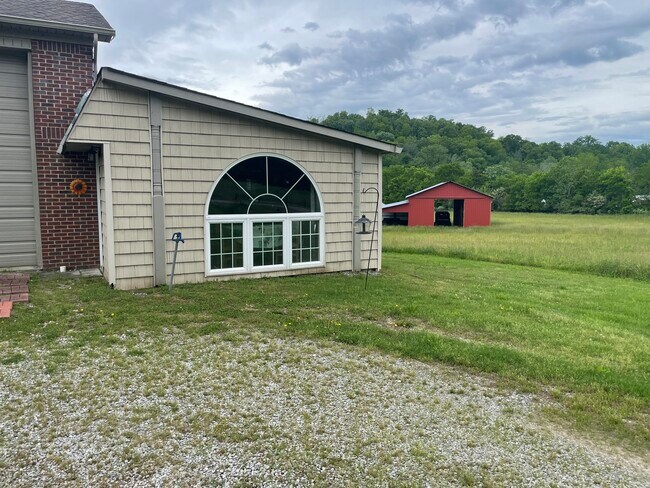 Foto del edificio - 328 Coldwater Creek Rd
