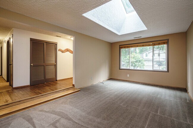 Building Photo - 3 Bedroom 2 Bath Single Level with Fence B...