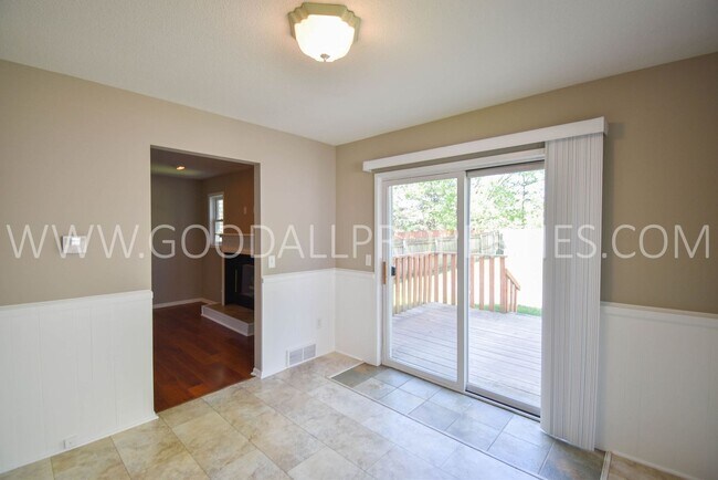 Foto del edificio - 3 Bed 2.5 bath Home with a fully fenced yard in West Des Moines with a 2-Car attached garage