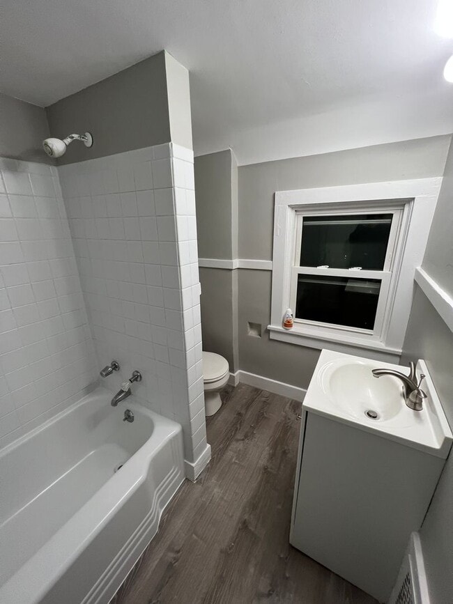 Building Photo - Huge 5 Bedroom House!  With garage!!!  Fre...